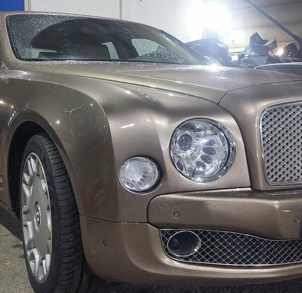 Автомобиль Bentley в боксе R. S. Service